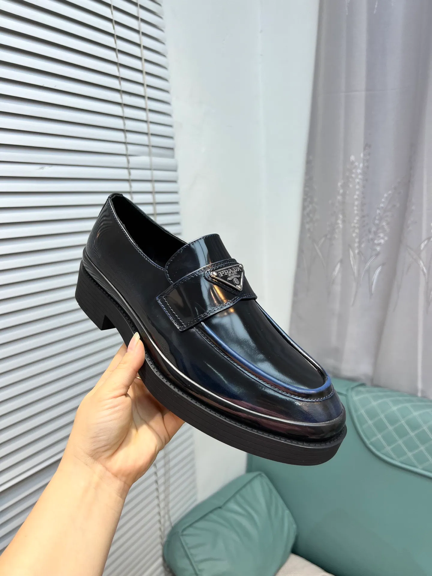 Men's clothing and shoes 💰860 Prada/Prada's new glossy leather loafers are made of open-edge beaded uppers imported from Italy, slip-on loafers style, large piece splicing design, durable and non-deforming, heavy-duty construction, exquisite mark stitching, same material ribbon decoration, blending classic and modern styles, lining with dyed calfskin, standard PRADA logo cowhide feet, original ultra-light matte texture and embossed leather outsole, light and not tired, excellent shock absorption effect, full foot comfort! Size: 39-44 (customized at 38.45)